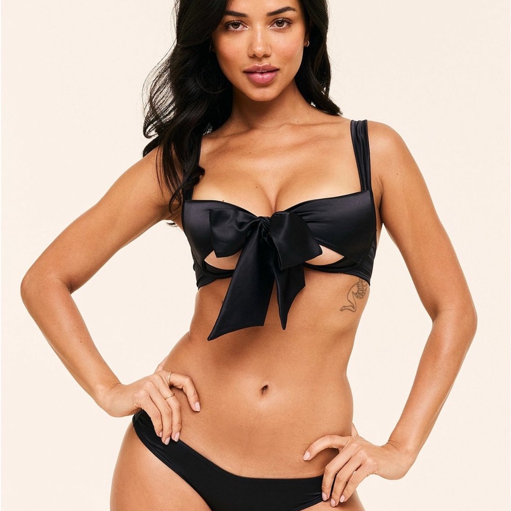 From VICTORIA SECRET - Adore Me Gynger Plunge Bra and matching Panty SET (1x)